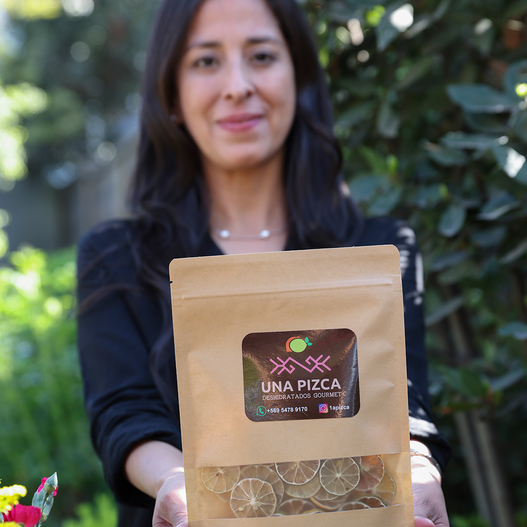 emprendedora pica alimentos